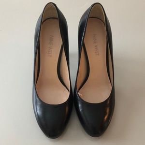 Nine west black pumps
